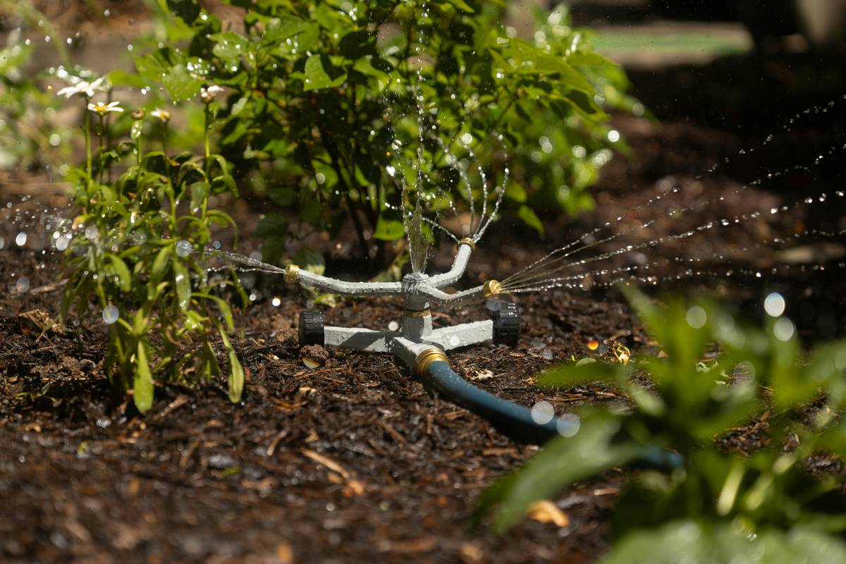 DIY self watering system garden planter how setup with reservoir and wick
